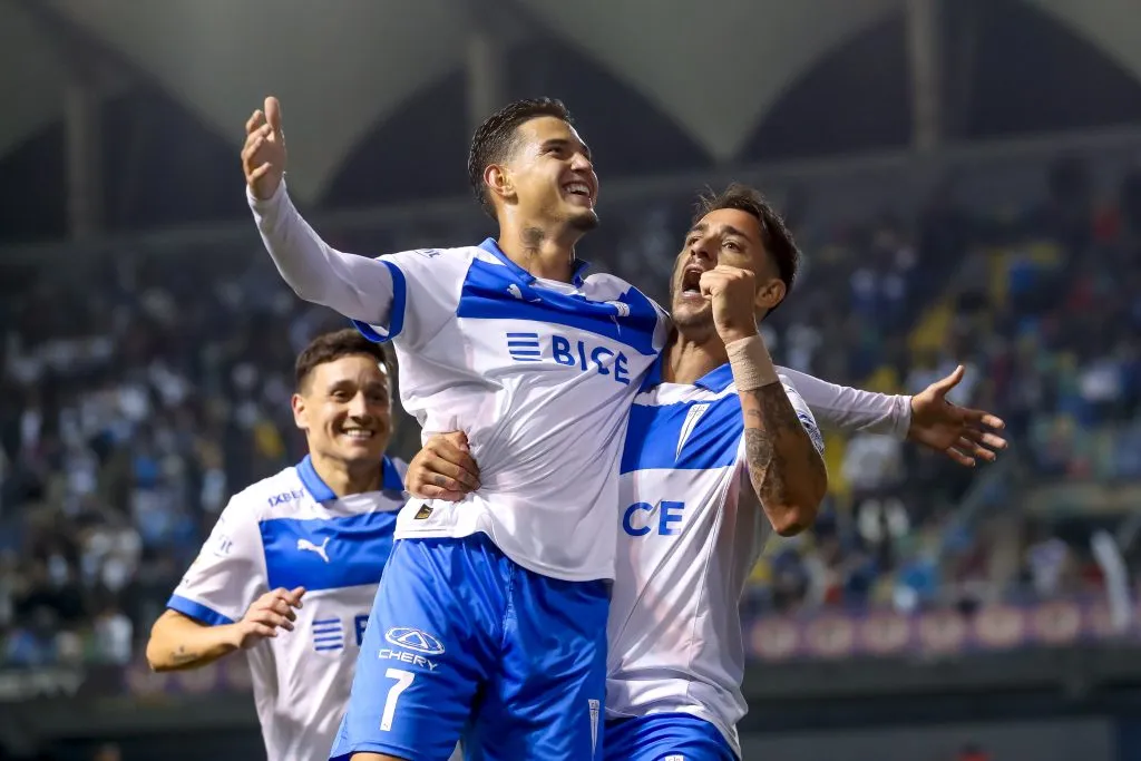 Fernando Zuqui llega a sumarse al festejo de Zampedri con Jader Gentil para el 4-0 parcial. (Pepe Alvujar/Photosport).