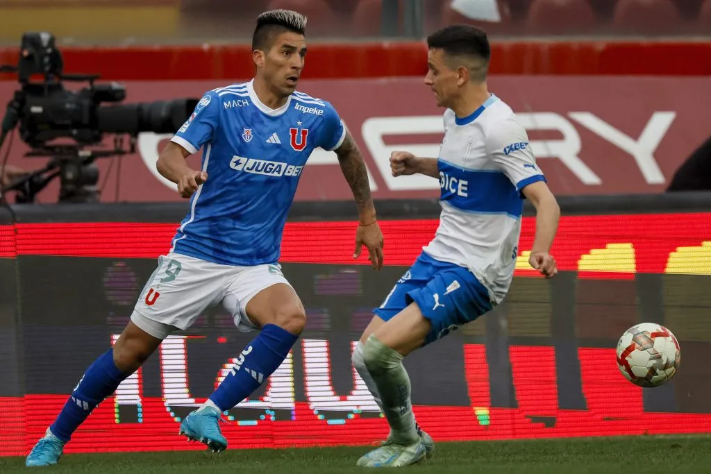 Fernando Zuqui ante Leandro Fernández en el Clásico Universitario. (Andres Pina/Photosport).