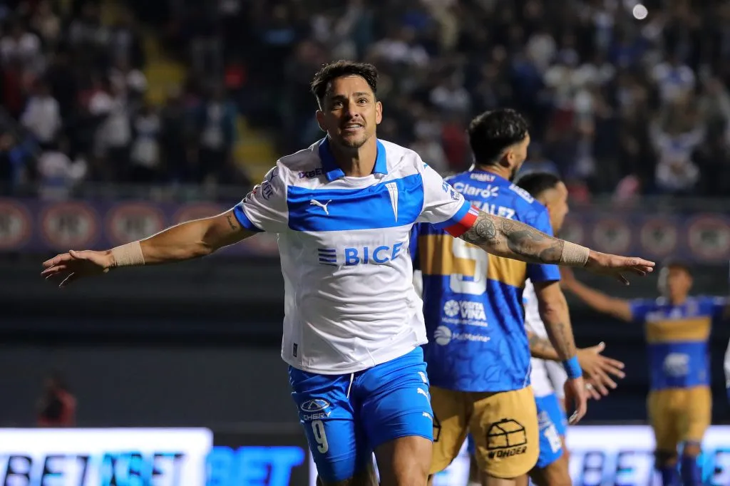 Fernando Zampedri anotó un doblete y llegó a cuatro goles en la presente Liga de Primera 2025. Con la camiseta de Universidad Católica el Toro ya acumula 122 tantos. | Foto: Photosport.