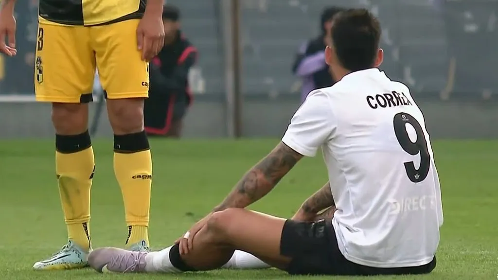 Javier Correa no pudo seguir en la cancha y deja tiritón a Colo Colo. Foto: TNT Sports.
