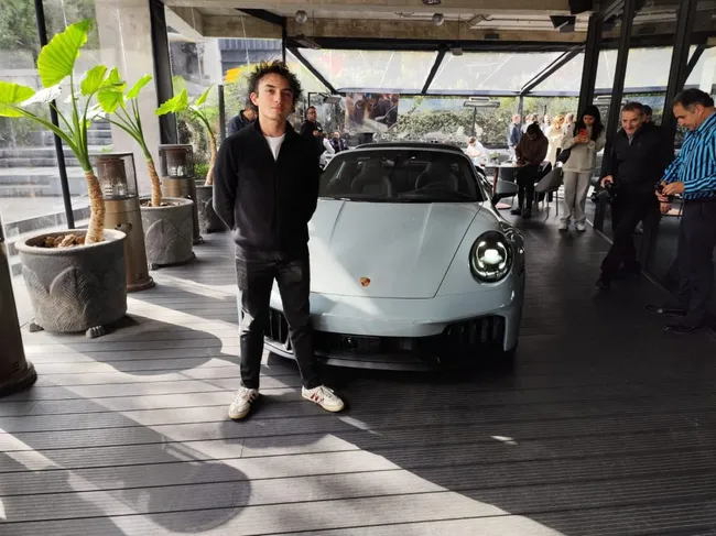 Nico Pino con el nuevo Porsche 911 Targa 4 GTS. Imagen: RedGol