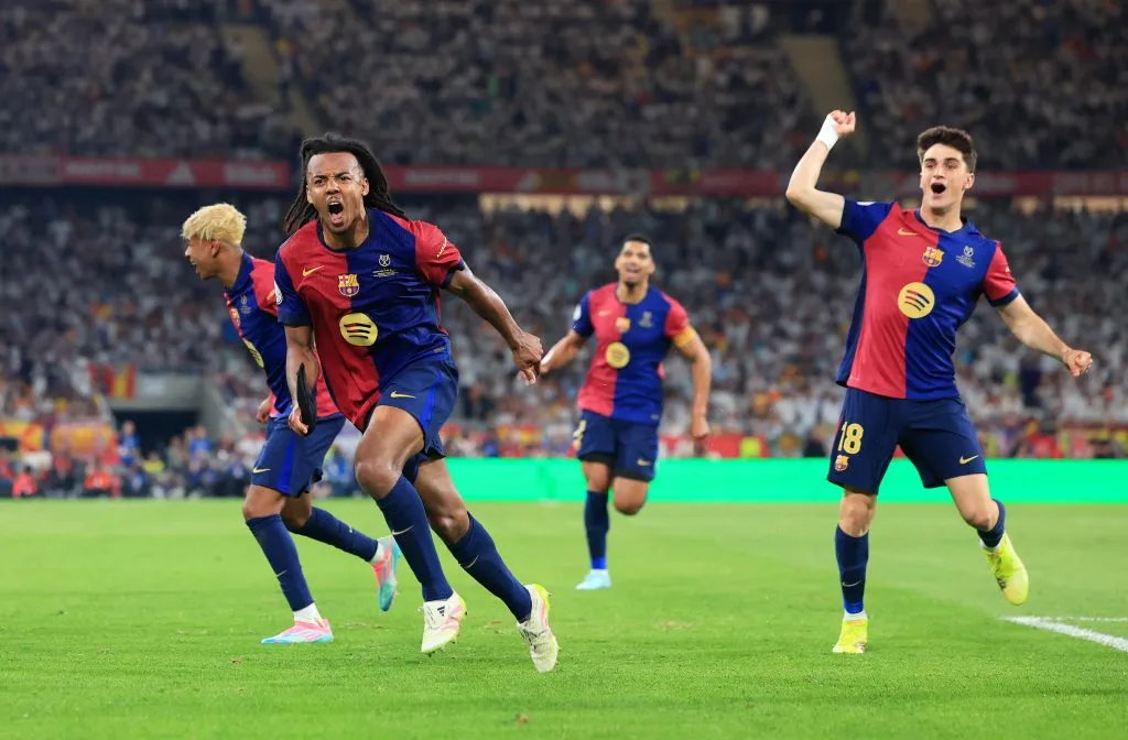 Jules Koundé marcó el agónico gol para el triunfo de Barcelona ante Real Madrid. Foto: Getty Images.