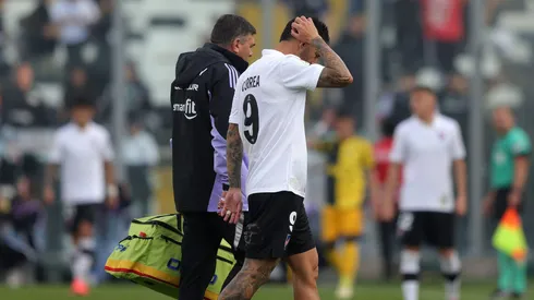 Javier Correa no pudo seguir jugando por molestias en Colo Colo.