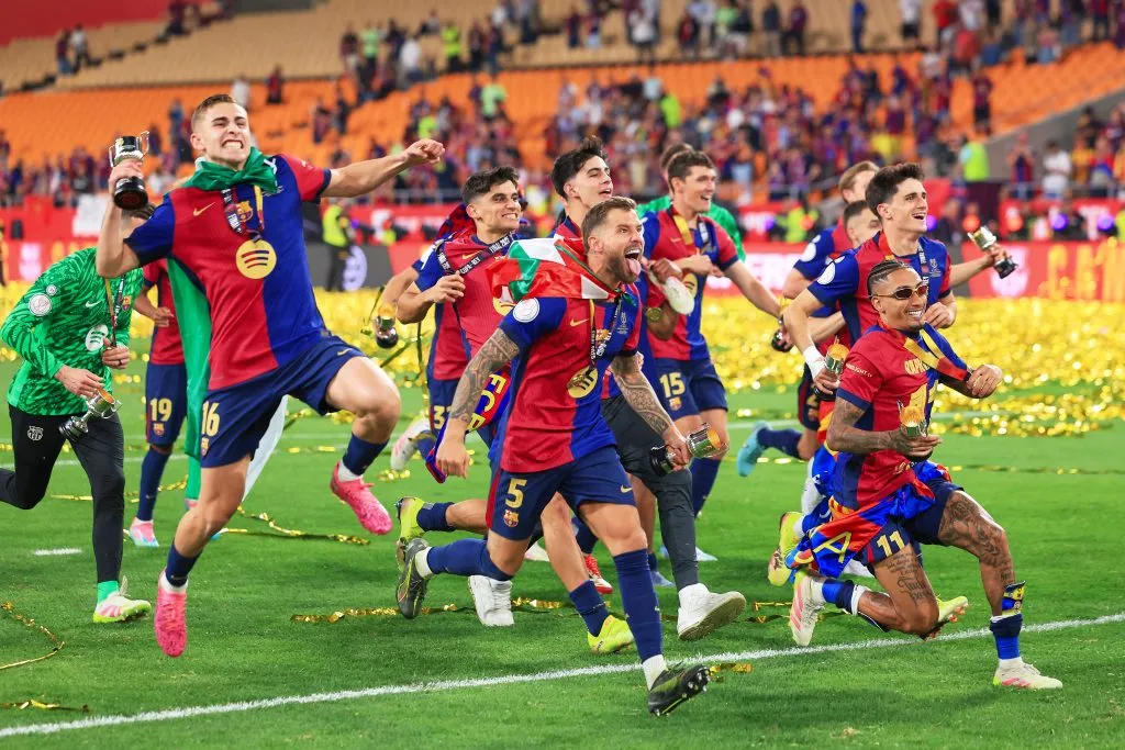 Barcelona festejó en Sevilla una nueva Copa del Rey ante Real Madrid. Foto: Fran Santiago/Getty Images.