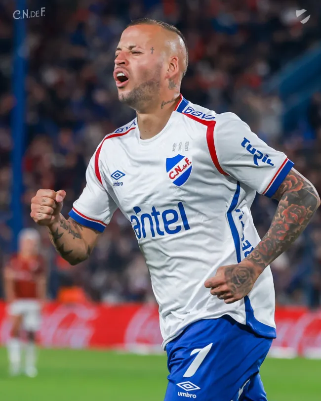 Así festejó Nicolás López uno de sus goles ante Montevideo Wanderers. (Foto: Nacional).