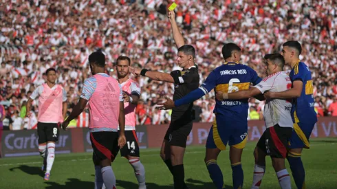 Fuerte cruce en el Superclásico argentino.