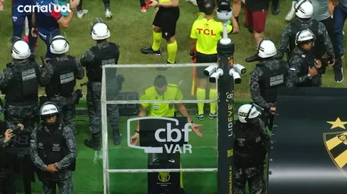 El DT de Fortaleza le apuntó con fiereza al árbitro y los operadores del VAR.