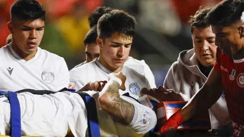 Así salió el atacante argentino: en ambulancia.