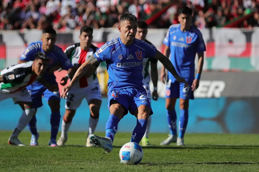 Charles Aránguiz abrió el camino del triunfo de la U. Foto: Felipe Zanca/Photosport