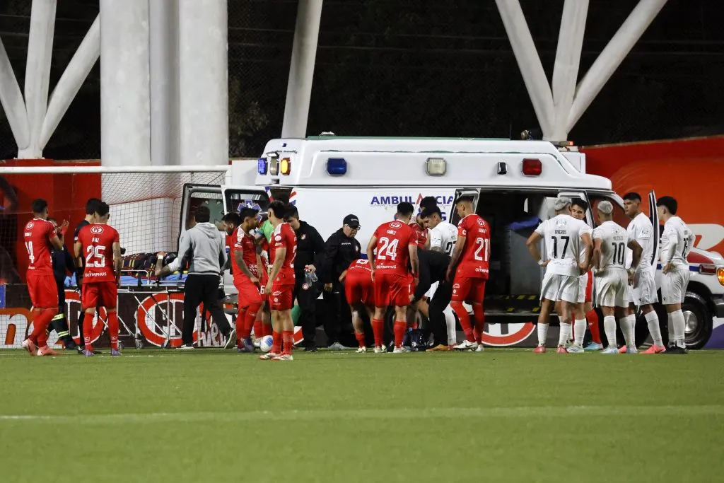 La ambulancia que retiró de la cancha a Troyansky. (Raul Zamora/Photosport).