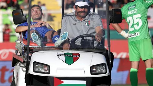 Charles Aránguiz salió en camilla del partido ante Palestino.