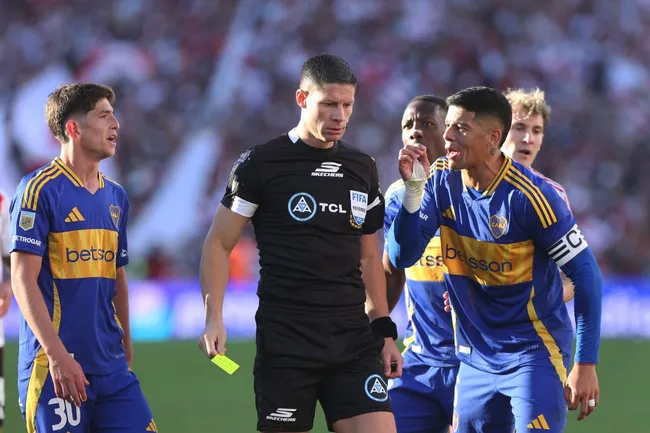 Marcos Rojo le protesta al juez Nicolás Ramírez. (Daniel Jayo/Getty Images).