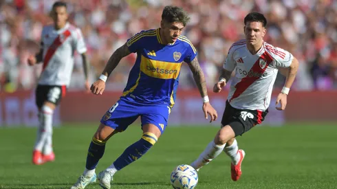 Carlos Palacios recibe la marca de Franco Mastantuono, la nueva joya del fútbol argentino.