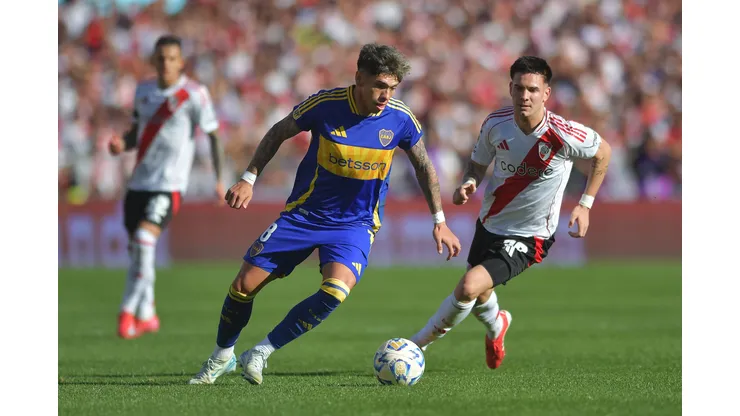 Carlos Palacios recibe la marca de Franco Mastantuono, la nueva joya del fútbol argentino.