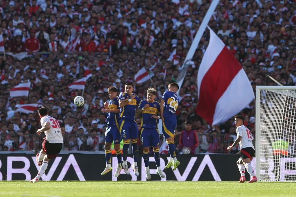 Carlos Palacios vio en la barrera el golazo de Mastantuono ante Boca Juniors. (Daniel Jayo/Getty Images).