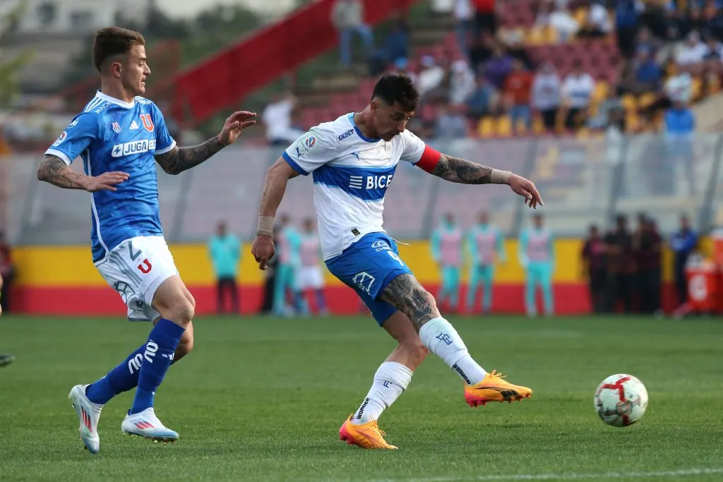 Fernando Zampedri le anotó a Universidad de Chile el gol que lo transformó en el histórico artillero de la UC. (Javier Salvo /Photosport).