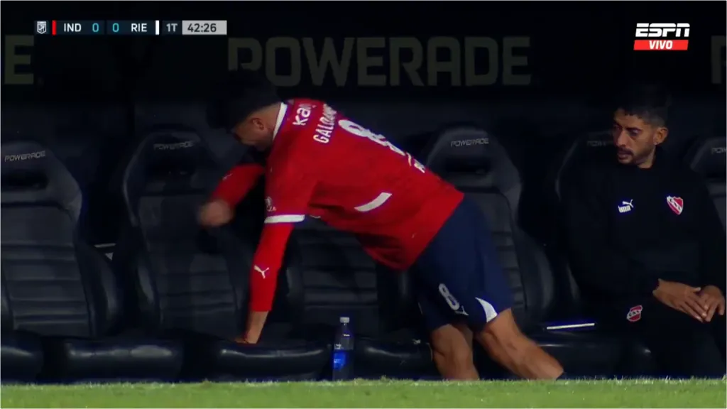 Pablo Galdames descarga su frustración tras salir lesionado. (Captura ESPN).