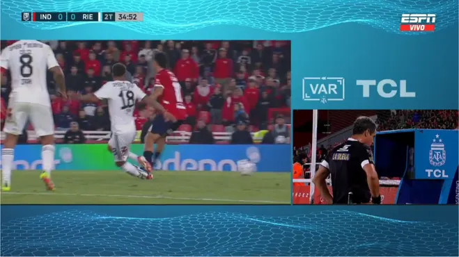 La plancha de Luciano Cabral a Braian Guille. (Captura ESPN).