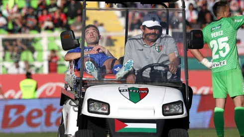 Charles Aránguiz salió retirado en camilla ante Palestino.