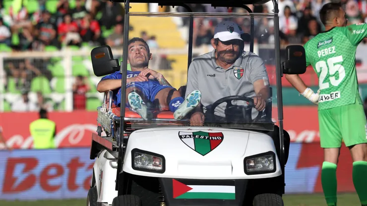 Charles Aránguiz salió retirado en camilla ante Palestino.