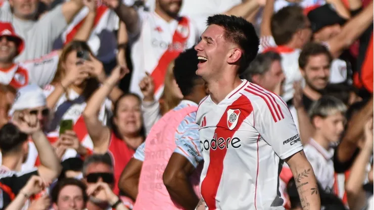 Mastantuono celebra el gol que le marcó a Boca y que dio la vuelta al mundo