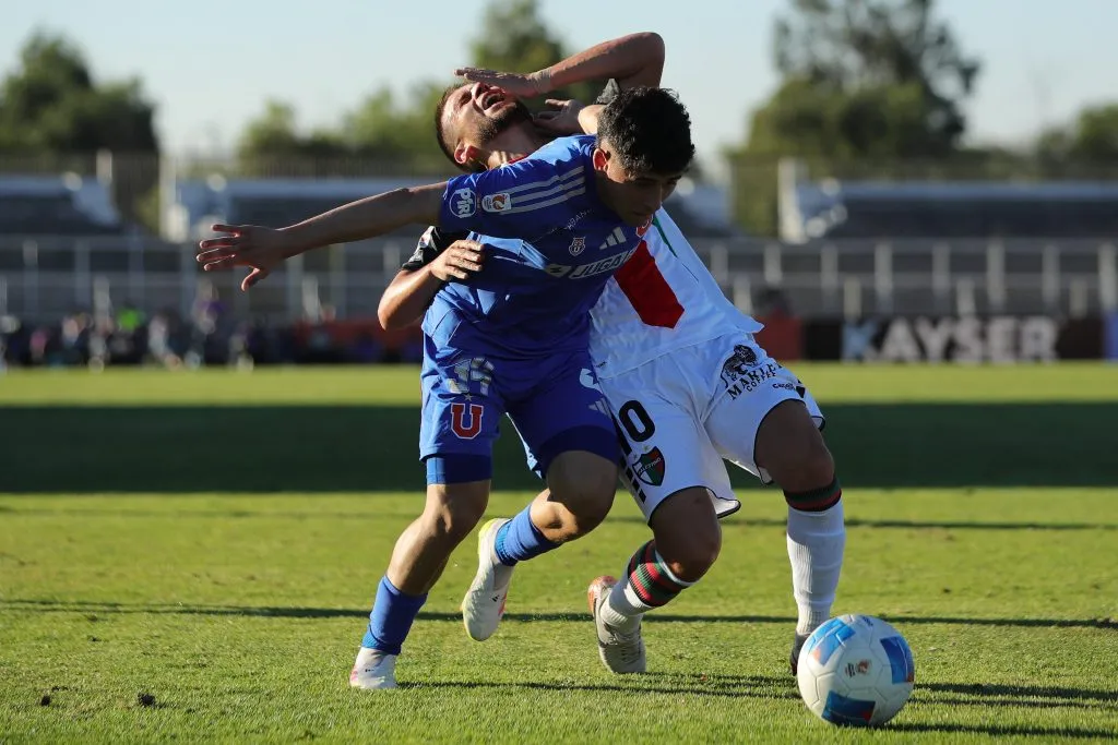 El golpe que le valió la amarilla a Flavio Moya. (Felipe Zanca/Photosport).