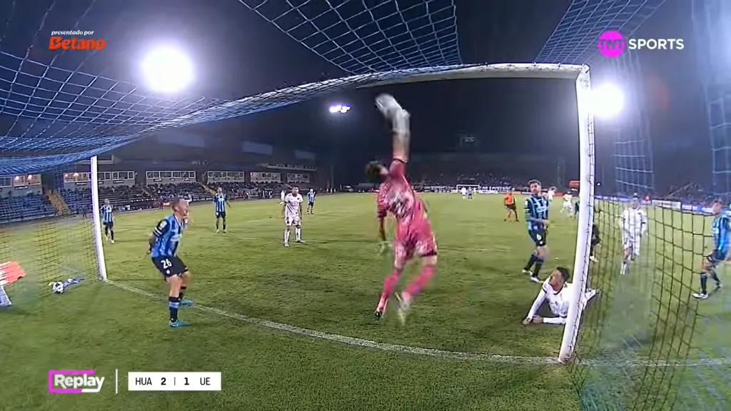 Odriozola respondió excelentemente por partida doble. Así sacó el tiro de Aránguiz. (Captura TNT Sports).