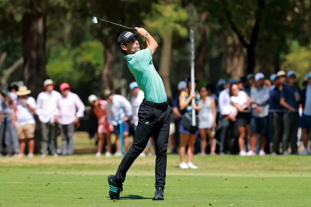 Joaquin Niemann juega un golpe en el hoyo 9 durante el LIV Golf México (Getty Images).