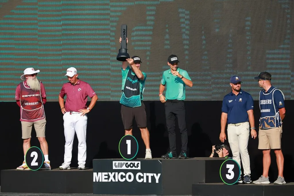 Segundo lugar Caddie Nick Pugh y Lucas Herbert; primer lugar caddie Gary Matthews y Joaquin Niemann; con tercer lugar Bryson DeChambeau en LIV Golf Mexico (Getty Images).