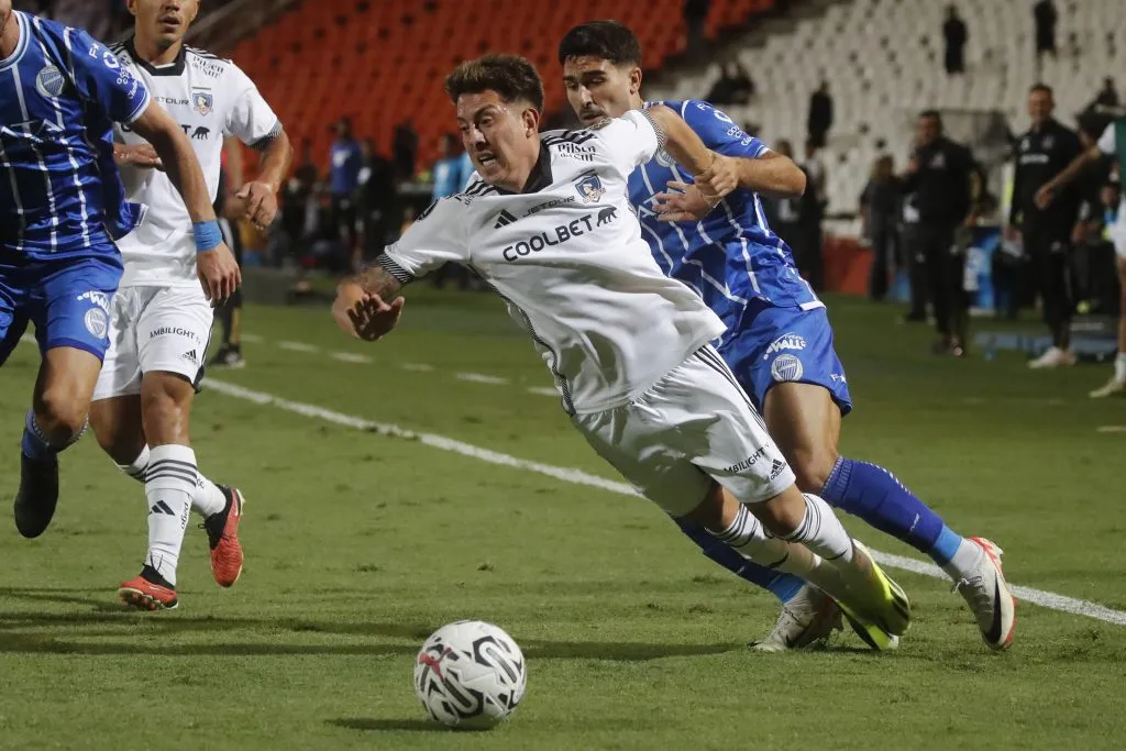Pablo Parra en acción ante Godoy Cruz por la Copa Libertadores 2024. (Jonnathan Oyarzun/Photosport).