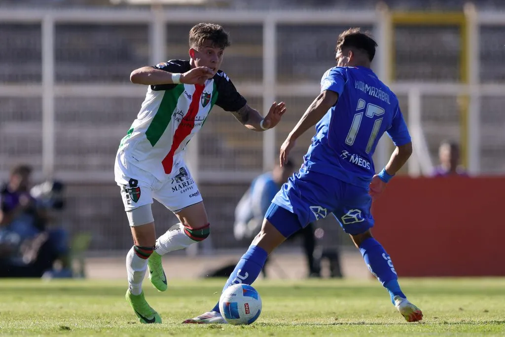 Pablo Parra ante Fabián Hormazábal en un duelo uno contra uno. (Felipe Zanca/Photosport).