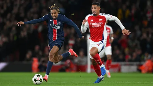 Bradley Barcola y William Saliba en el juego entre Arsenal y PSG en la fase de liga de la UEFA Champions League.