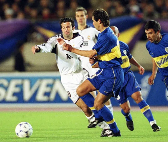 Traverso marca a Figo en Japón el 2000. (Getty Images).