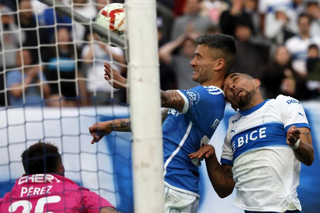 Charles Aránguiz marcó en el último Clásico Universitario. Foto: Andres Pina/Photosport