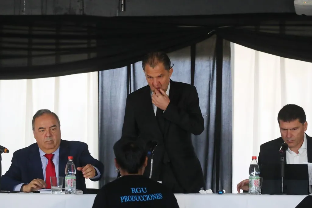 Hincha de Colo Colo no dejó títere con cabeza en la junta de accionistas de Blanco y Negro en Colo Colo.