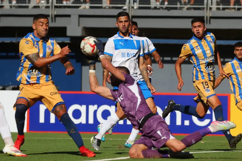 Thomas Gillier tiene que decidir su futuro, y aseguran que la UC hará un movimiento de última hora para retenerlo. Foto: Jonnathan Oyarzun/Photosport