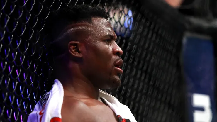 Francis Ngannou mira entre asaltos contra Stipe Miocic durante UFC 220 el 20 de enero (Getty Images).