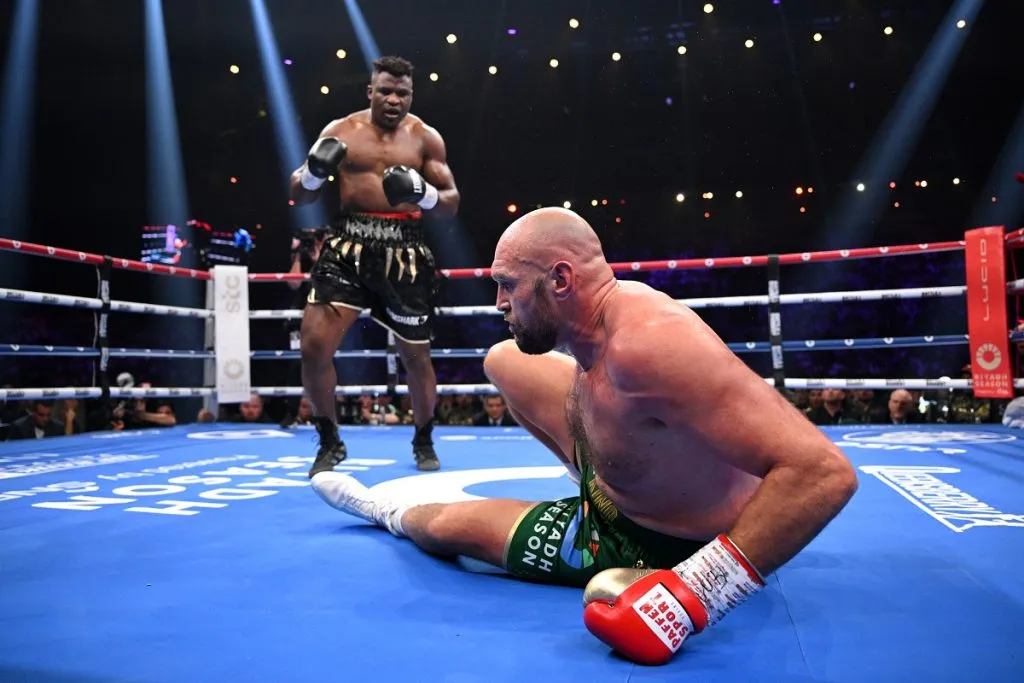 Francis Ngannou vs. Tyson Fury durante la pelea de pesos pesados en octubre de 2023 (Getty Images)