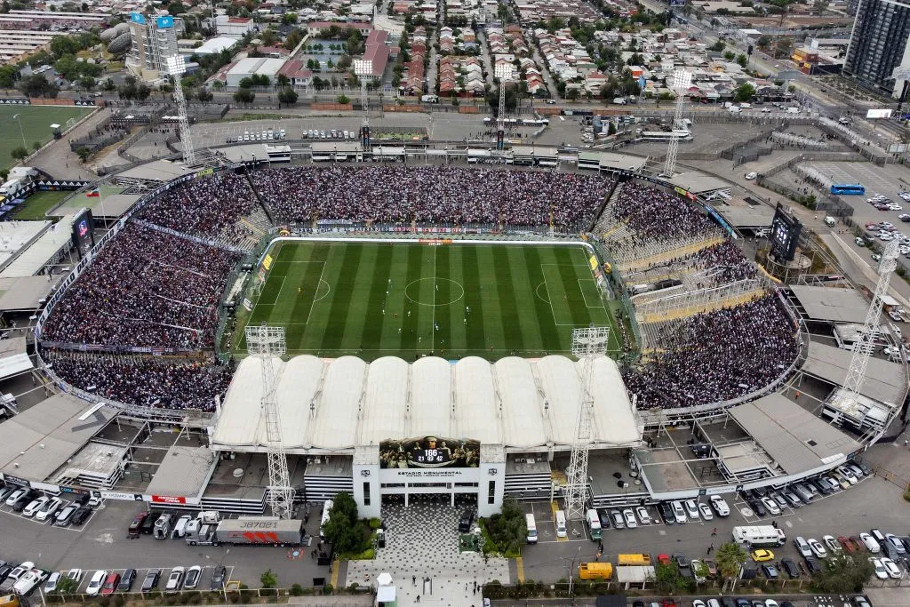El CSD Colo Colo llegó a tener casi 90 mil socios al día. ¿La razón? Había que ser socio para ver los partidos en el Estadio Monumental. | Foto: Photosport.