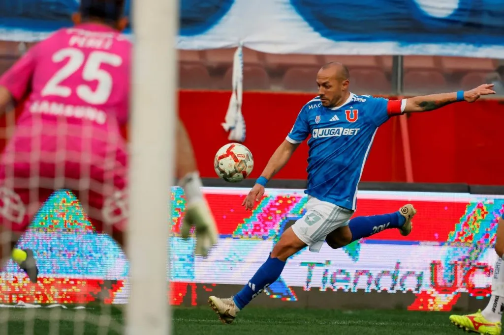 Marcelo Díaz será titular en la edición 200 del Clásico Universitario ante Católica (Photosport)
