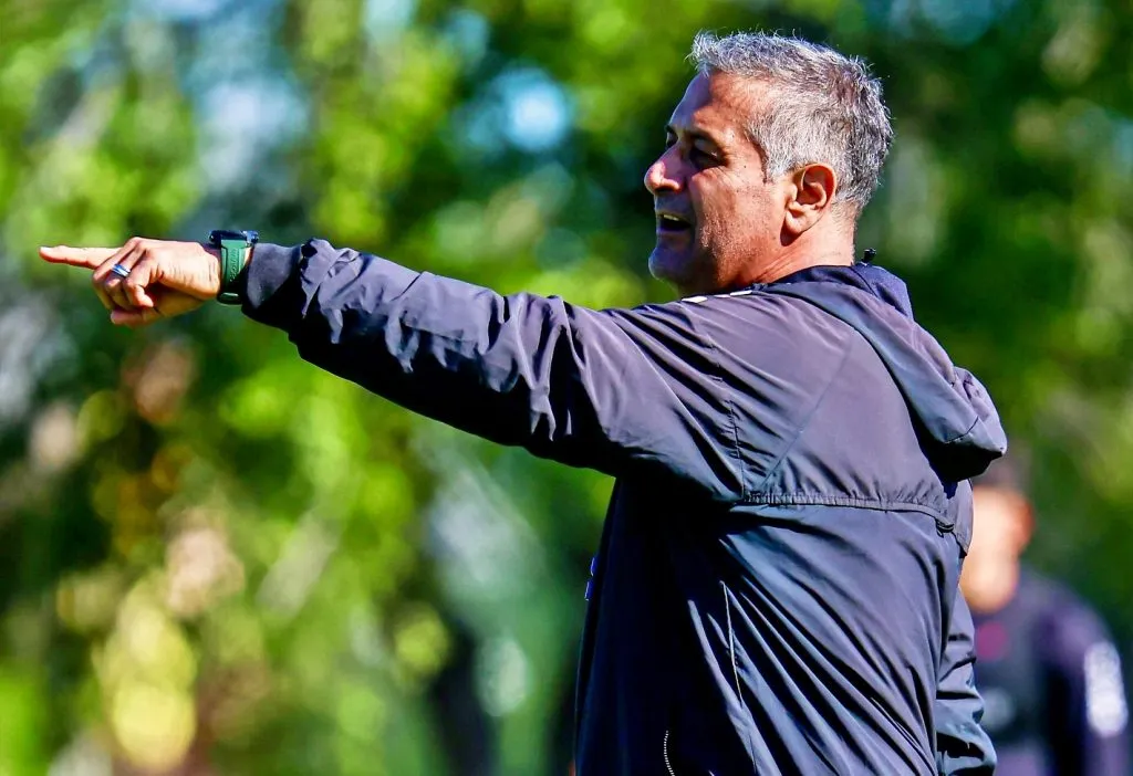 Ronald Fuentes vuelve a dirigir tras su paso por Magallanes en el 2024. ¿Podrá levantar a este irregular Ñublense? | Foto: Ñublense. 