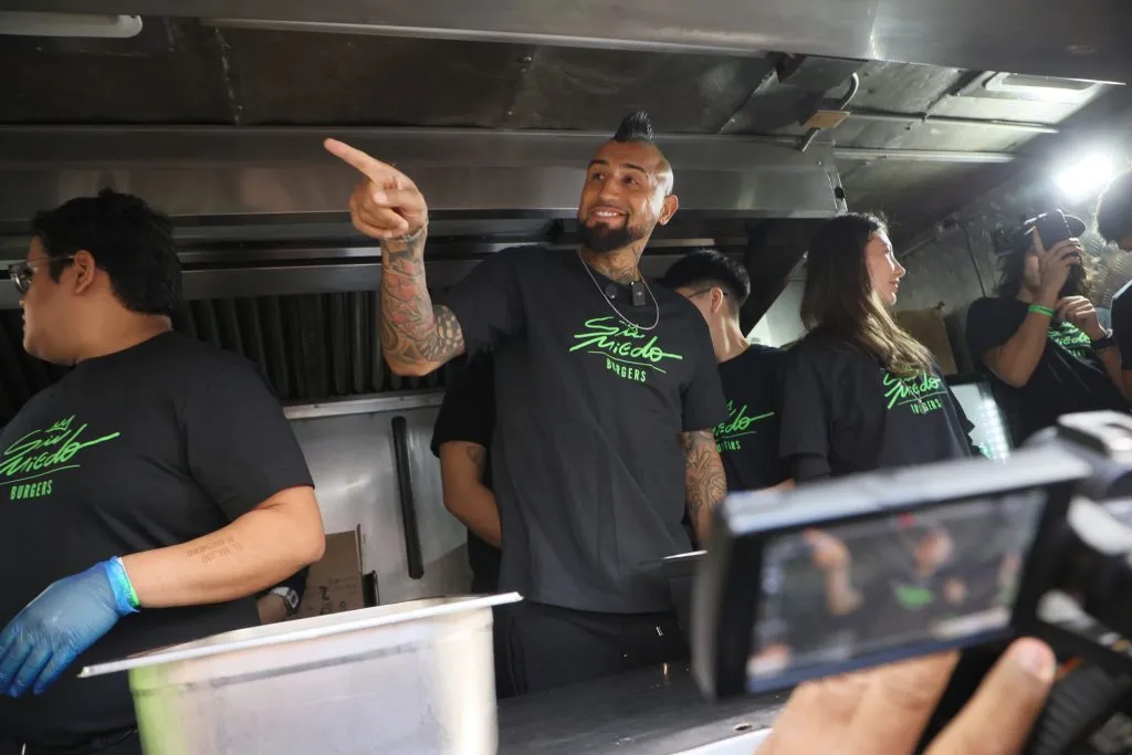 Arturo Vidal en el lanzamiento de Sin Miedo Burger. (Dragomir Yankovic/Aton Chile).