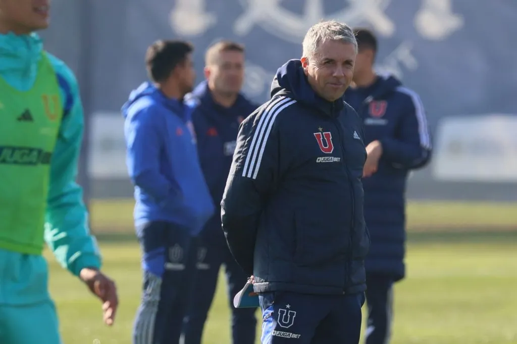 Gustavo Álvarez trabaja en el partido ante la UC. Foto: Dragomir Yankovic/Photosport