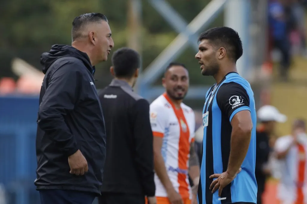 Jaime García conversa con Lionel Altamirano, autor de cinco goles en la Liga de Primera. (Marco Vasquez/Photosport).