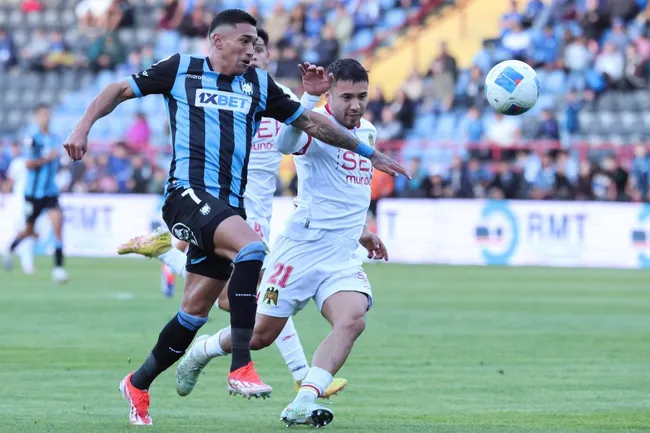 Mario Briceño lucha ante Nicolás Díaz. El “7” hizo un gol ante Unión Española. (Jaime Salazar/Photosport).