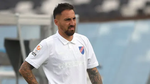 Javier Correa no pudo terminar el partido con Coquimbo Unido y encendió alarmas en Colo Colo.