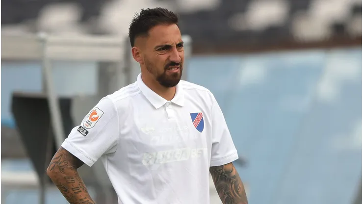 Javier Correa no pudo terminar el partido con Coquimbo Unido y encendió alarmas en Colo Colo.