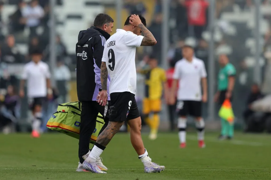 Javier Correa no pudo terminar el partido y dejó a Colo Colo más que asustado. Foto: Photosport.