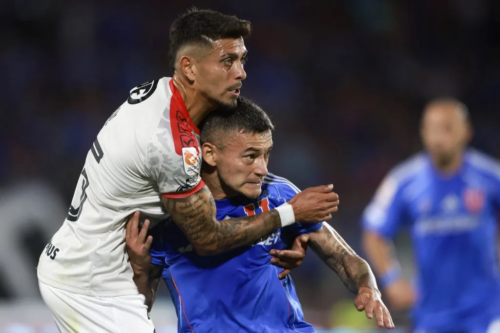 Christopher Díaz en acción ante Charles Aránguiz. (Felipe Zanca/Photosport).