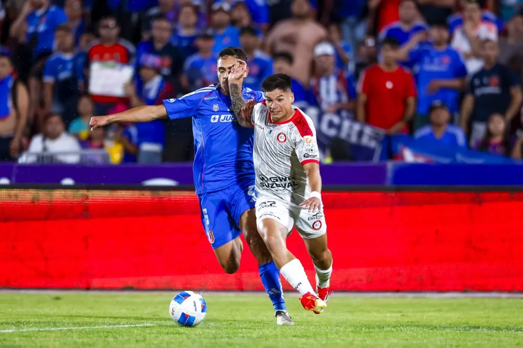 Ignacio Mesías en acción ante Universidad de Chile frente a la marca de Nicolás Ramírez. (Pepe Alvujar/Photosport).
